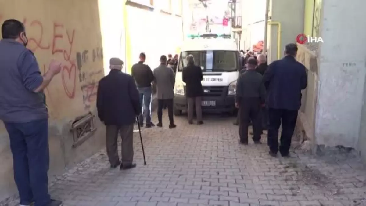 67 yıldır evli çifti birer gün araya korona virüsten hayatını kaybetti