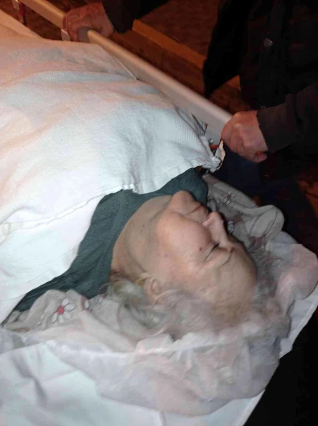 80 yaşındaki hasta, sokaklarda sedyeyle taşındı