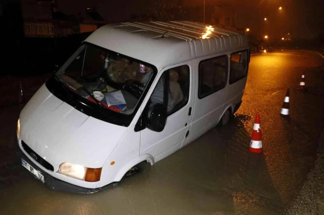 Adana'da sağanak yağış sebebiyle yol çöktü, bir araç mahsur kaldı