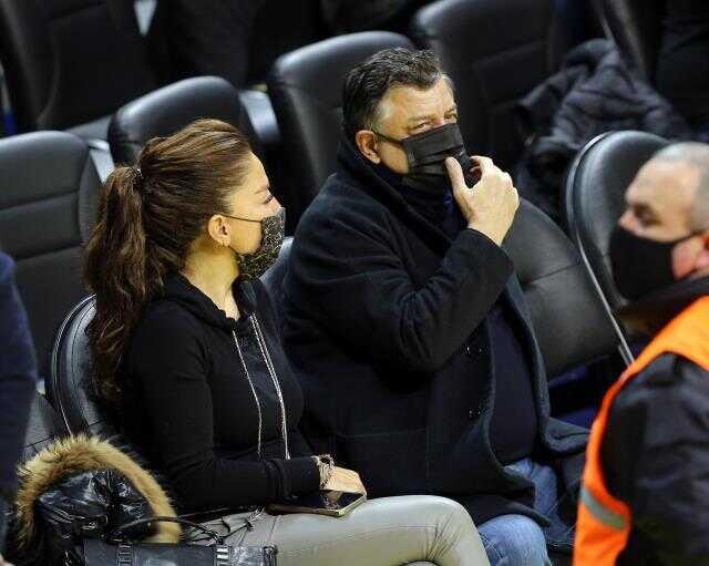 Görenler telefonuna sarıldı! Fenerbahçe'nin hoca adayı basket maçına geldi