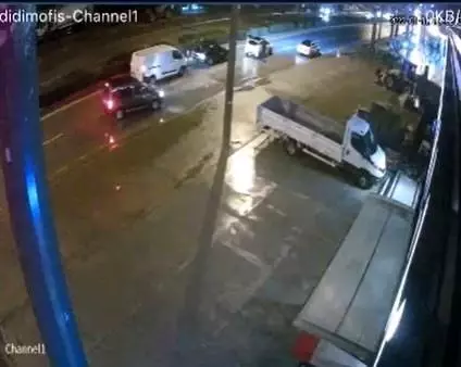 Trafikte çıkan tartışmada aracın önünü kesip, sürücüsünü vurdu Trafikte çıkan tartışmada aracın önünü kesip, sürücüsünü vurdu