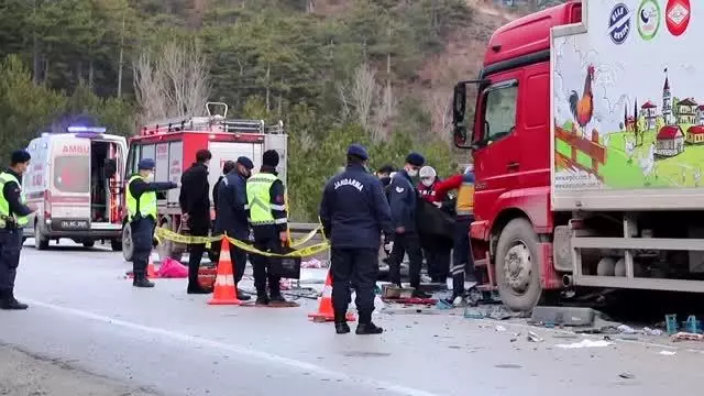 Kamyonla çarpışan otomobildeki 4 kişi öldü (2)