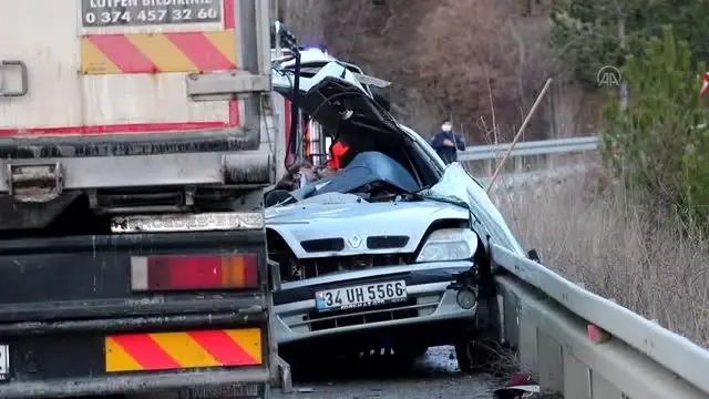 Kamyonla çarpışan otomobildeki 4 kişi öldü (2)