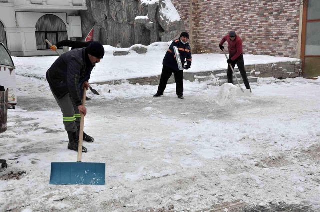 Kars'ta kaldırımların buz ve karı temizleniyor