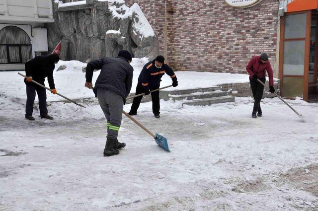 Kars'ta kaldırımların buz ve karı temizleniyor