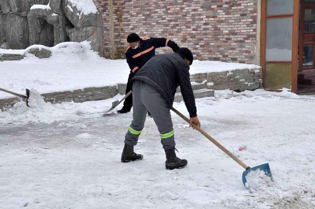 Kars'ta kaldırımların buz ve karı temizleniyor
