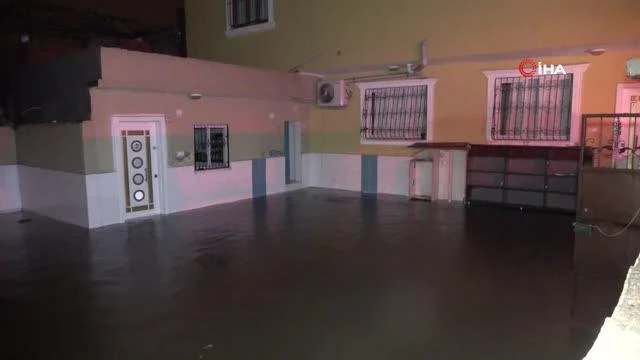 Sağanak yağış nedeniyle müstakil evi su bastı, itfaiye suyu tahliye etti