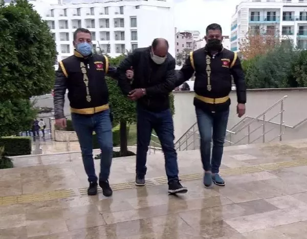 Kız öğrencilere bakarak kendini tatmin eden tacizci, tekrar gözaltına alınarak tutuklandı Kız öğrencilere bakarak kendini tatmin eden tacizci, tekrar gözaltına alınarak tutuklandı