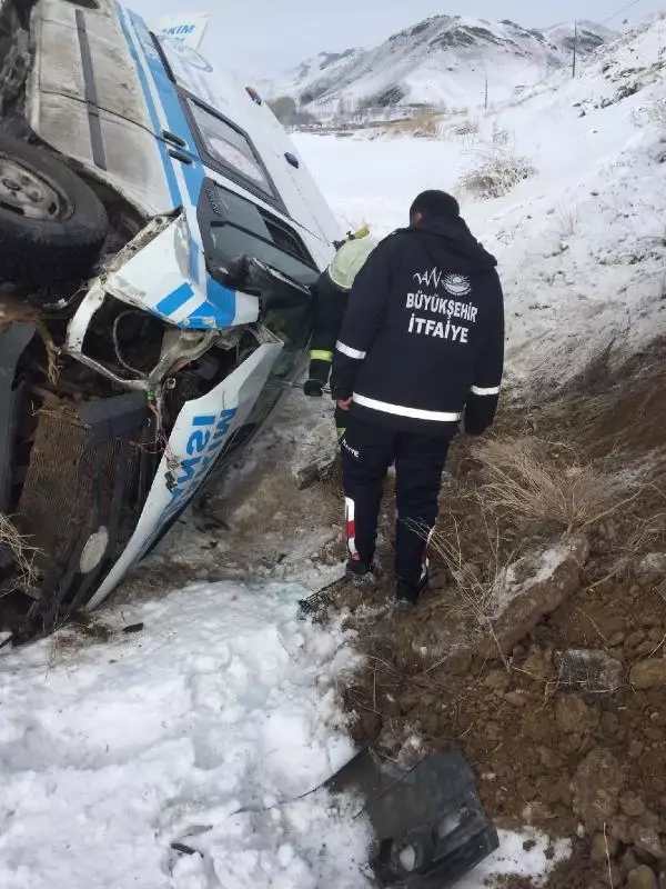 Van'da hasta taşınan ambulans yan yattı: 2'si sağlık görevlisi 5 yaralı