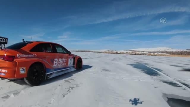 Araçların kış performansını buzla kaplı Çıldır Gölü'nde test ediyorlar