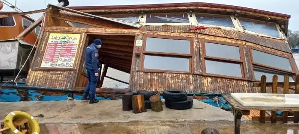 KARASU'DA BALIK RESTORANI OLARAK KULLANILAN TEKNEYİ RÜZGAR YAN YATIRDI