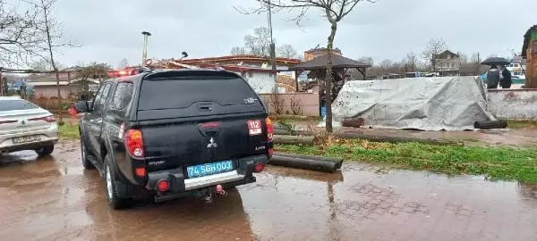 KARASU'DA BALIK RESTORANI OLARAK KULLANILAN TEKNEYİ RÜZGAR YAN YATIRDI