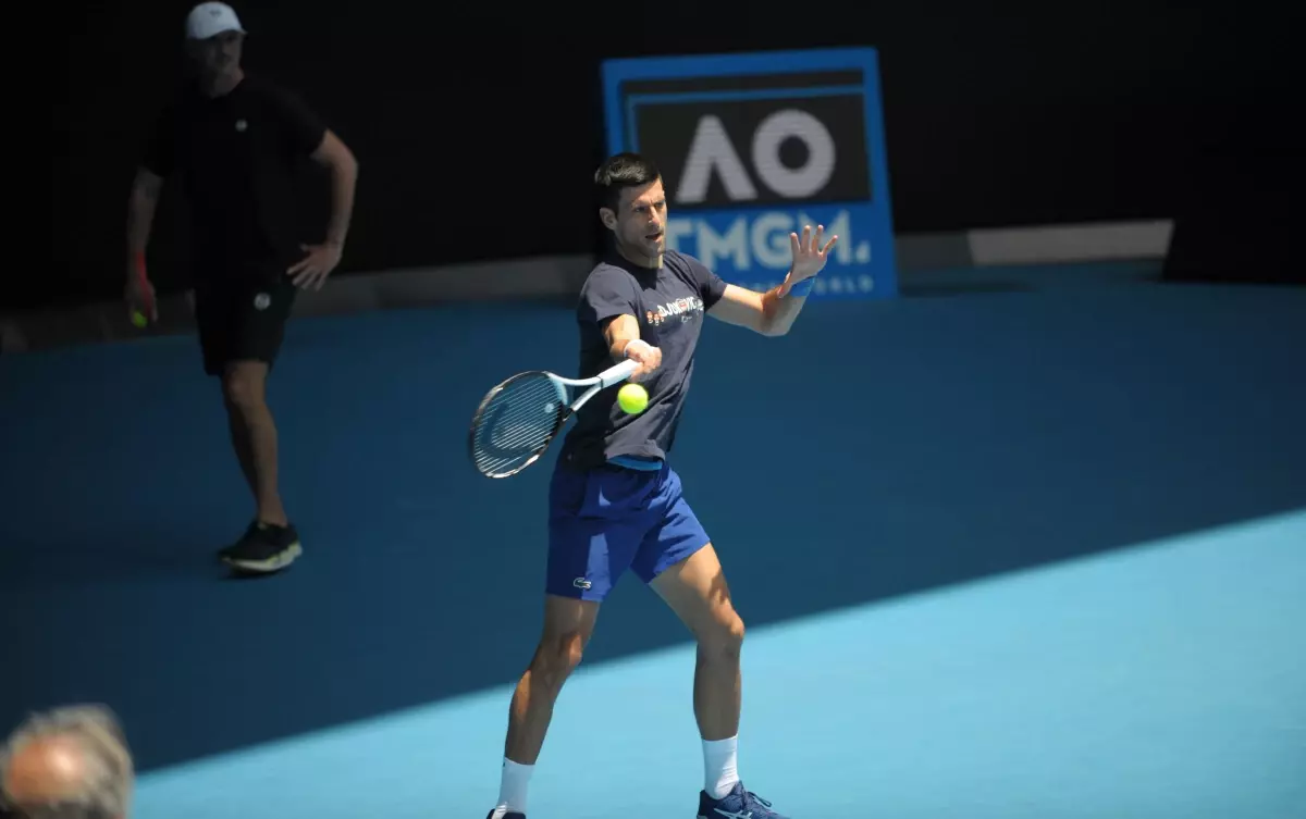 Djokovic, Avustralya vizesinin iptali sonrasında ilk kez basın önünde çalıştı