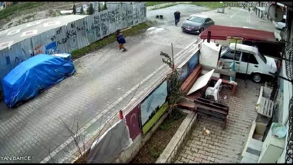 Esenyurt'ta plakasında 'mutluyuz' yazan otomobille geldi, dehşeti yaşattı