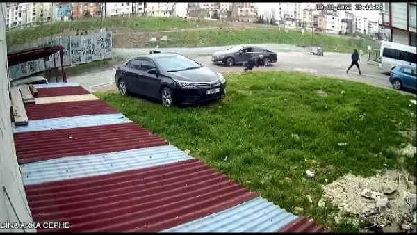 Esenyurt'ta plakasında 'mutluyuz' yazan otomobille geldi, dehşeti yaşattı