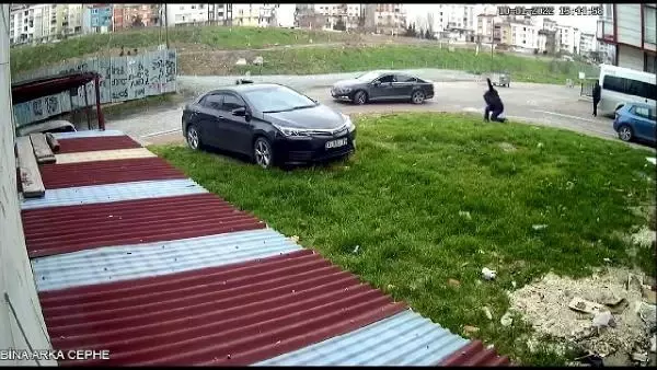 Esenyurt'ta plakasında 'mutluyuz' yazan otomobille geldi, dehşeti yaşattı
