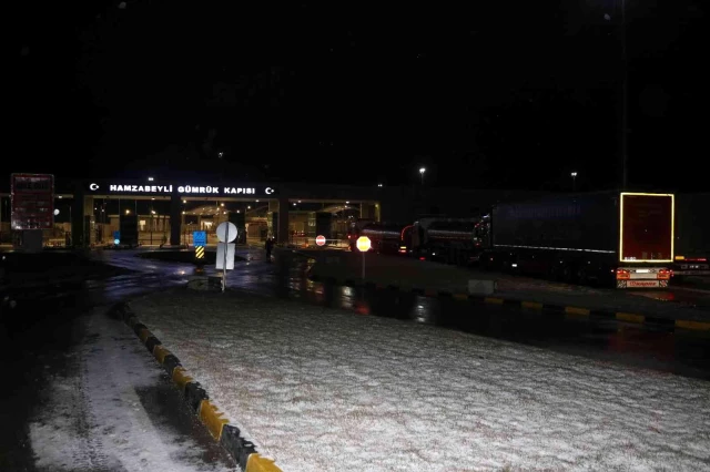Hamzabeyli Sınır Kapısı'nda şiddetli rüzgar ve kar sebebiyle tırlar zarar gördü