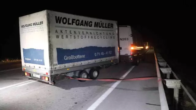 Hamzabeyli Sınır Kapısı'nda şiddetli rüzgar ve kar sebebiyle tırlar zarar gördü