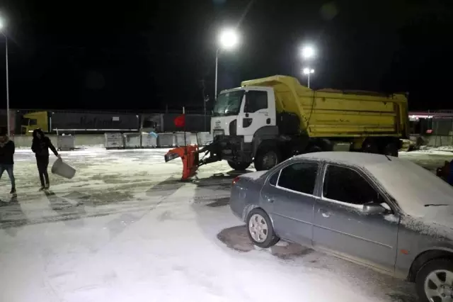 Hamzabeyli Sınır Kapısı'nda şiddetli rüzgar ve kar sebebiyle tırlar zarar gördü