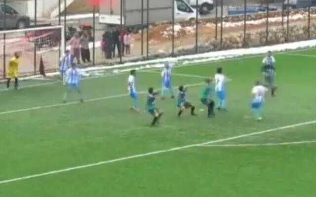 İzleyen halüsinasyon sanıyor! Aynı topa 3 futbolcu vole vurmaya çalışınca ilginç görüntüler ortaya çıktı İzleyen halüsinasyon sanıyor! Aynı topa 3 futbolcu vole vurmaya çalışınca ilginç görüntüler ortaya çıktı