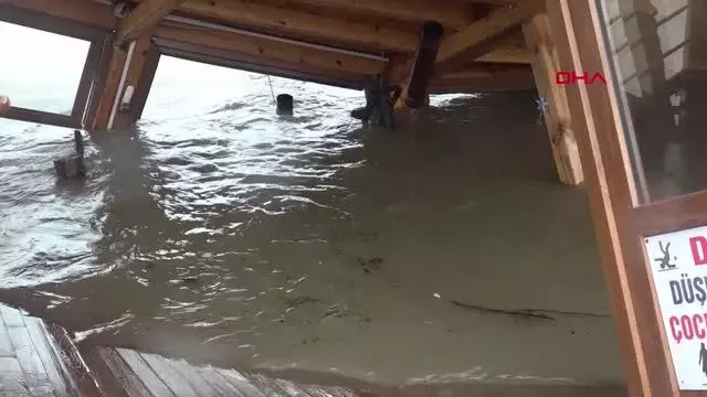 KARASU'DA BALIK RESTORANI OLARAK KULLANILAN TEKNEYİ RÜZGAR YAN YATIRDI