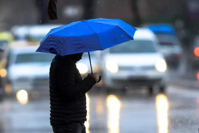 Kurak bir yıl geçiren Konya'da karla karışık yağmur sevinçle karşılandı
