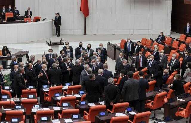Meclis'te 'edepsiz' gerginliği! Vekiller birbirinin üzerine yürüdü, oturuma ara verildi Meclis'te 'edepsiz' gerginliği! Vekiller birbirinin üzerine yürüdü, oturuma ara verildi