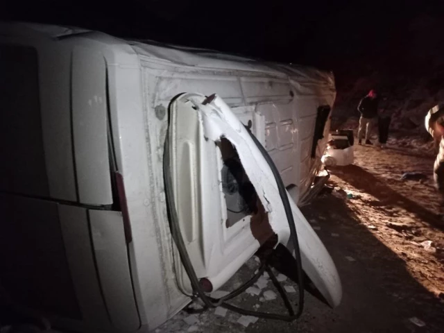 Son dakika haberleri | Minibüs şarampole devrildi: 1 ölü 7 yaralı