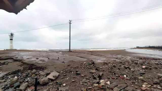 Şiddetli rüzgar ve yağmur tekneleri yan yatırdı