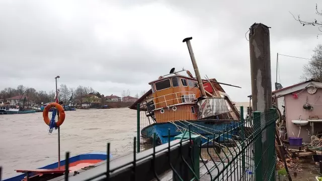 Şiddetli rüzgar ve yağmur tekneleri yan yatırdı