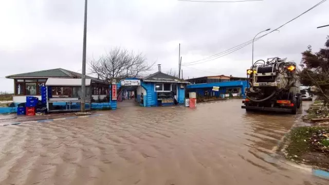 Şiddetli rüzgar ve yağmur tekneleri yan yatırdı