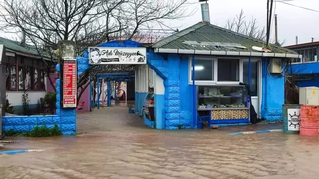 Şiddetli rüzgar ve yağmur tekneleri yan yatırdı