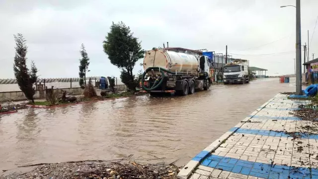Şiddetli rüzgar ve yağmur tekneleri yan yatırdı