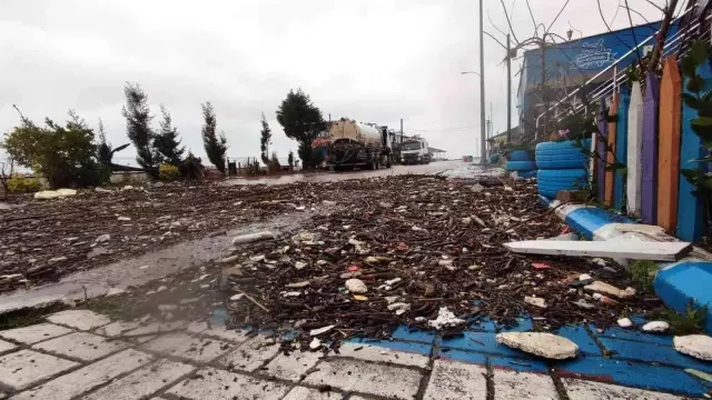 Şiddetli rüzgar ve yağmur tekneleri yan yatırdı