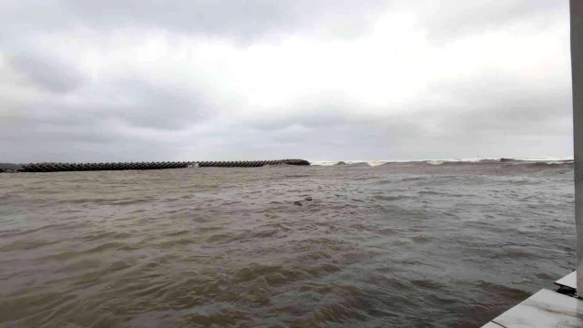 Şiddetli rüzgar ve yağmur tekneleri yan yatırdı