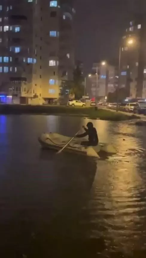 Yağmur suyunda bota binip denizde yüzer gibi yüzdü