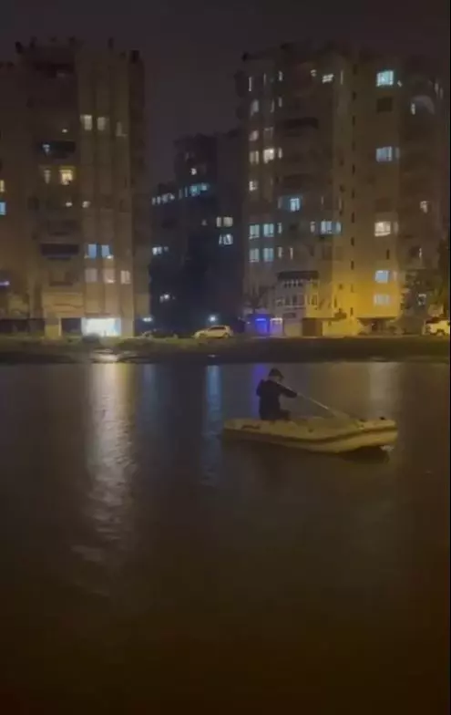 Yağmur suyunda bota binip denizde yüzer gibi yüzdü
