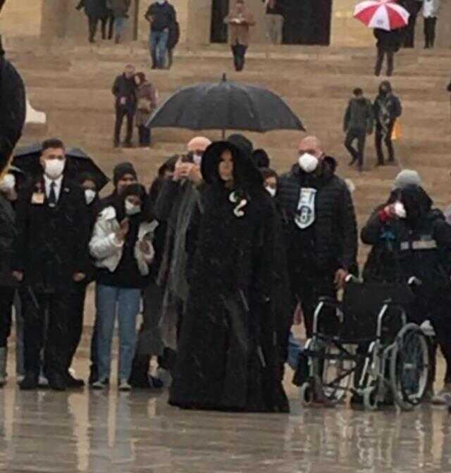Anıtkabir'de subayın Bülent Ersoy'a şemsiye tutmasına herkes tepki gösterdi, Gülben Ergen çılgına döndü