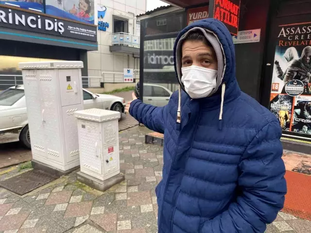 Cadde ortasında iğrenç olay! Kimseye aldırış etmeden trafoya tuvaletini yaptı Cadde ortasında iğrenç olay! Kimseye aldırış etmeden trafoya tuvaletini yaptı