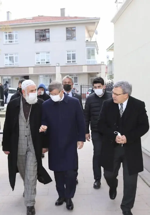 Davutoğlu'ndan Ahmet Çalık'in ailesine taziye ziyareti