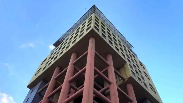 Yer Türkiye: Dünyasının en saçma binasına dünyasının 18. katında muhabiri tıraş ettiler