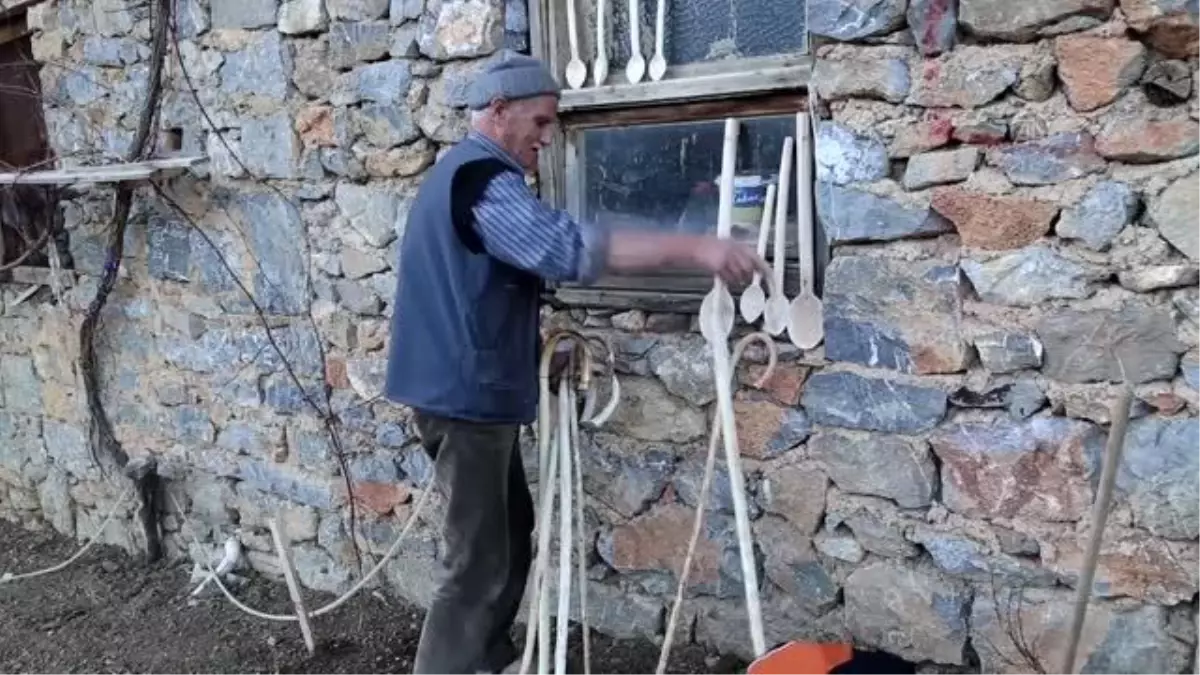 Hobi olarak başladığı baston yapımında komşularına 'destek' oluyor