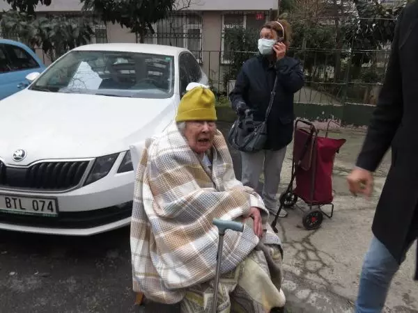 Kadıköy'de yangın paniği! 5 kişi hastanelik oldu, 1 cansız bedene ulaşıldı