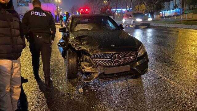 Lüks otomobilin çarptığı taksinin sürücüsü camdan fırlayarak taksisinin altında kaldı