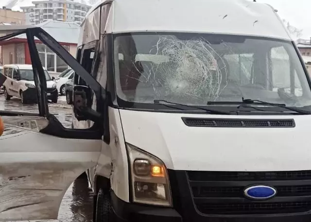 Minibüsün üzerine kaya düştü: 3 yaralı