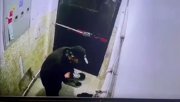 Güvenlik kamerasına takıldı! Hırsızın beğenmediği ayakkabılara yaptığı hareket pes dedirtti