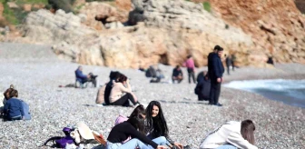 Türkiye donarken Antalya'da güneşi gören sahile geldi