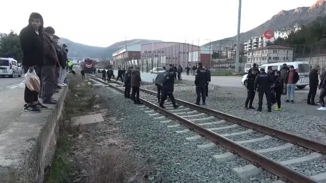 Antrenmana giden 15 yaşındaki futbolcu gence tren çarptı