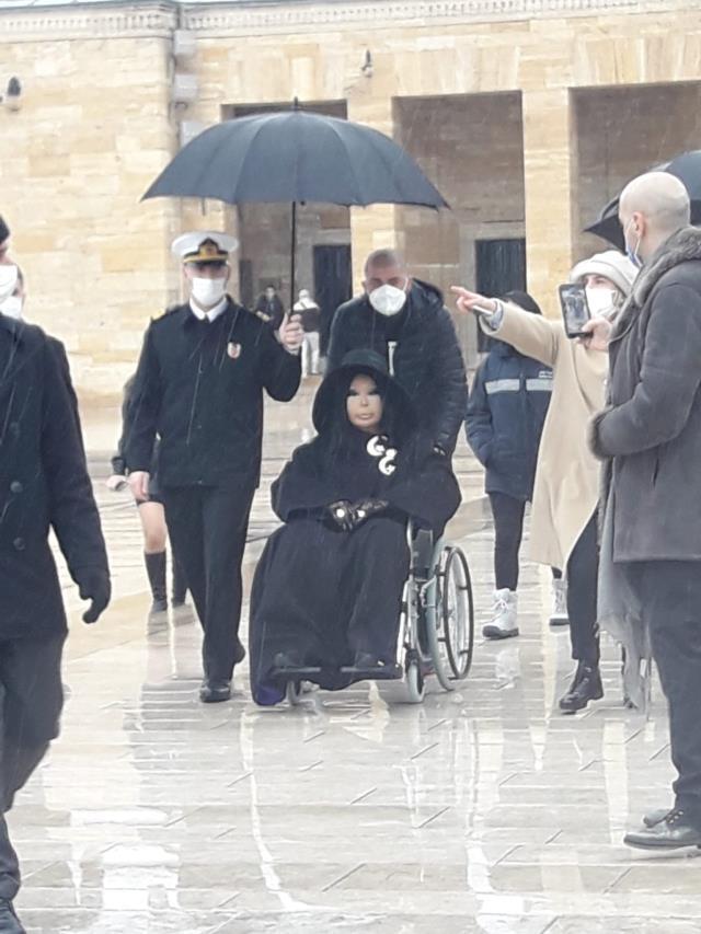 Bülent Ersoy'un tepki çeken şemsiyeli görüntüsünden sonra Anıtkabir komutanının görevinden alındığı iddia edildi