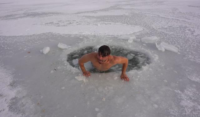 Çılgın fenomen buz tutan göle daldı, hipotermi tehlikesi geçirdi